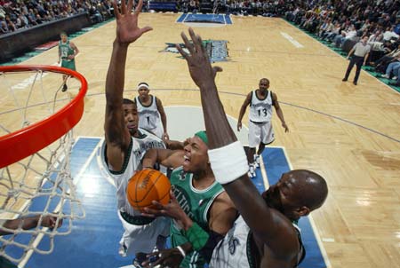 杰伦·布伦森33分率队大胜，助攻数跻身尼克斯队史前18（杰伦·布伦森轰下33分助尼克斯大胜，助攻数跻身队史前18）