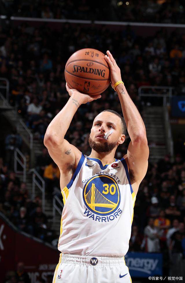 颜骏凌替补+U23国足3人缺席！媒体人：三少已放假，别上纲上线（颜骏凌改打替补，U23国足三人缺阵！媒体人：三少已放假，别过度解读）