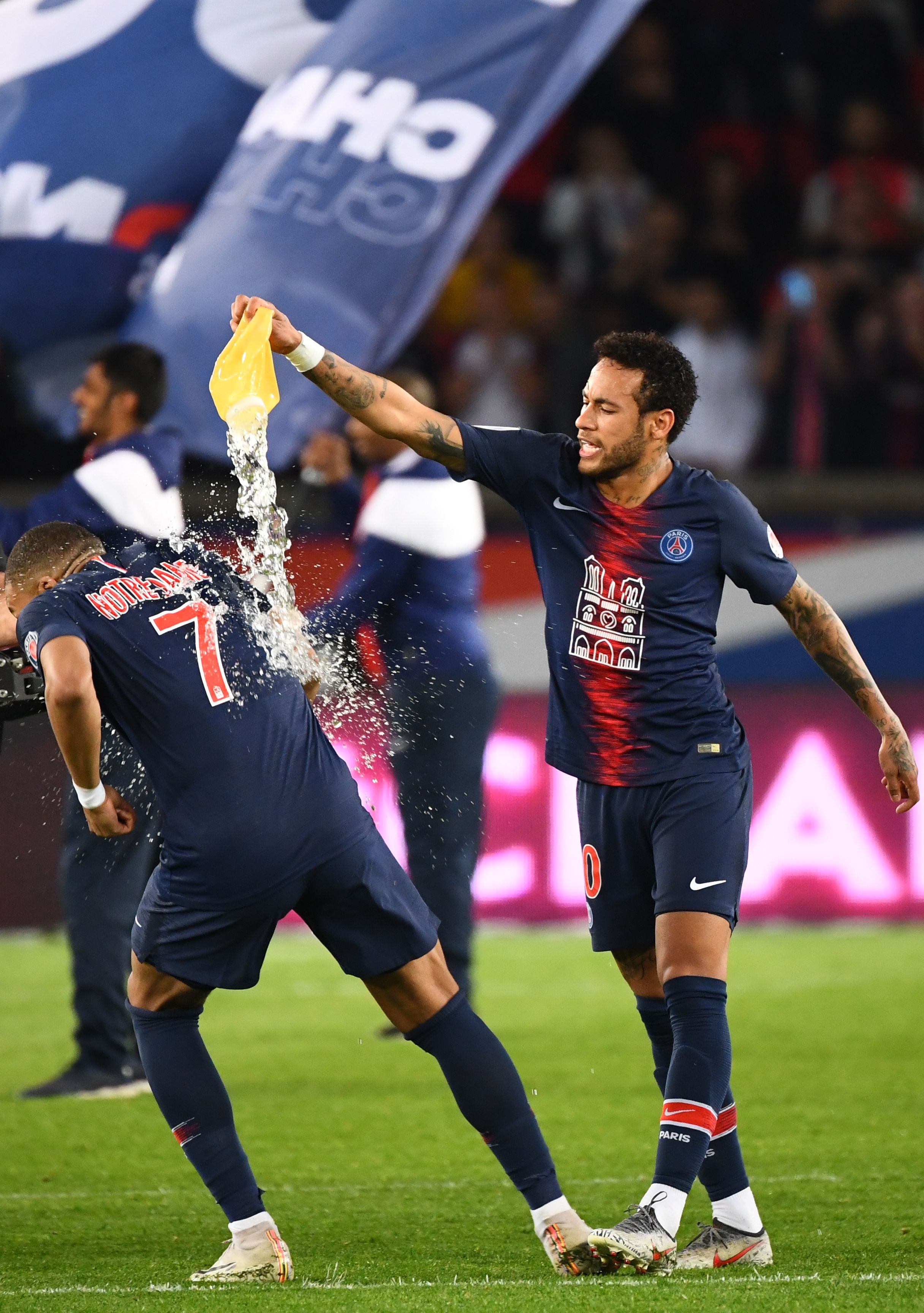 英超半场：托雷斯乌龙，沃特金斯双响，布莱顿2-2维拉（英超半场战报：托雷斯自摆乌龙，沃特金斯梅开二度，布莱顿暂2-2维拉）