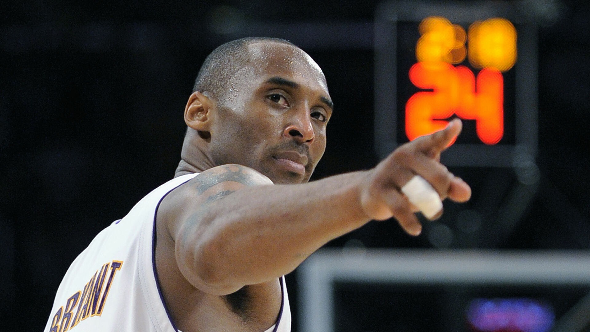 76人队记：庄神右膝扭伤，本场比赛不会回归（76人记者：庄神右膝扭伤，本场不再出战）