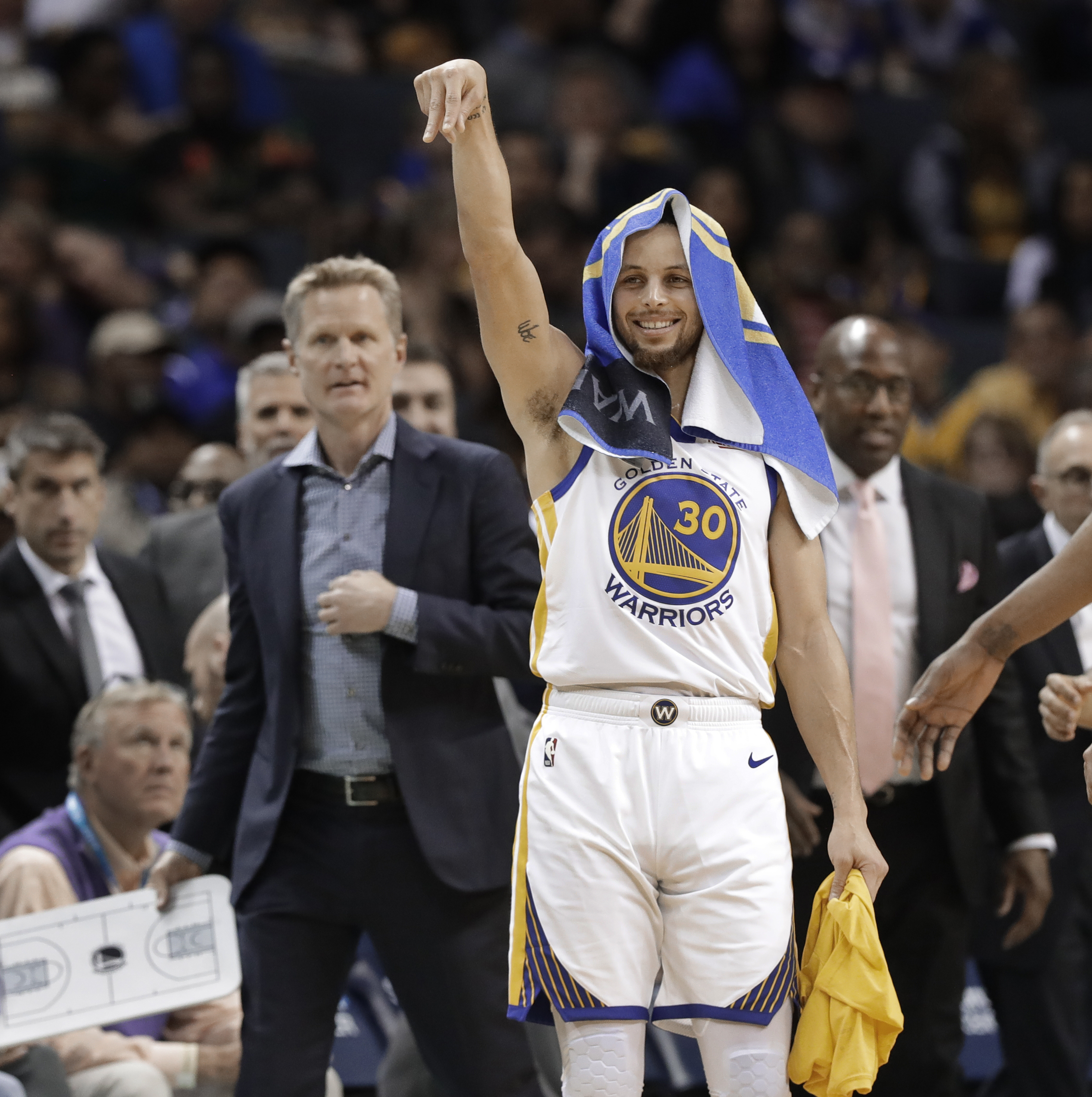 榜眼梦游11中1福克斯空砍25分，米切尔28+8，骑士送马刺交手6连败（榜眼手感低迷仅11投1中，福克斯25分难救主，米切尔28+8领军，骑士对马刺豪取交手6连胜）