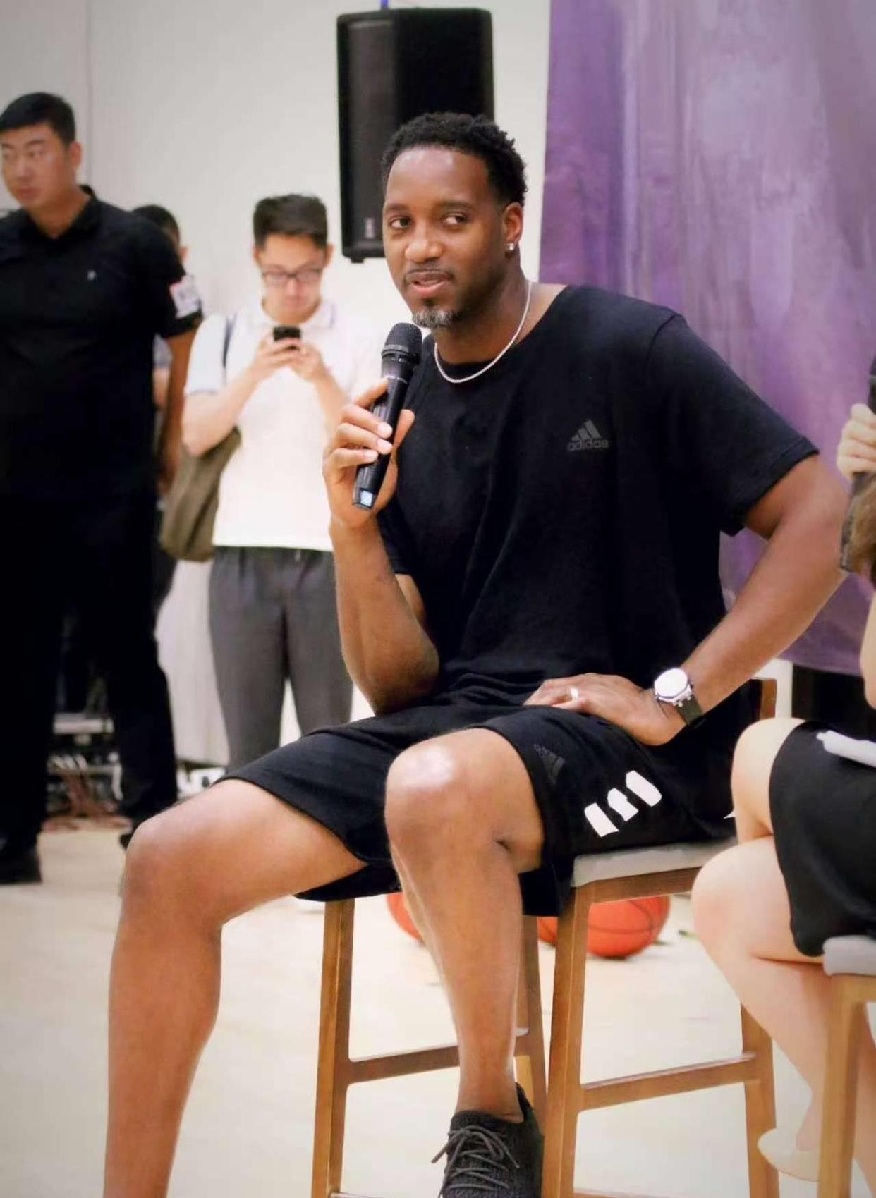 阿图什杯球员进球后跑上看台给母亲献花，后两黄变一红被罚下（阿图什杯球员破门后上看台为母献花，随后两黄变红被罚出场）