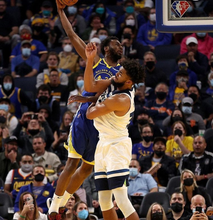 篮球巨星的失误之夜：约基奇表现失常（约基奇失误频发之夜：巨星状态低迷）