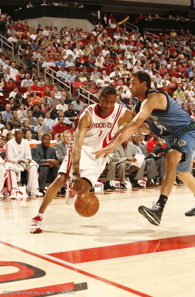 欧冠赛前穆里尼奥与两名昔日弟子重逢，并亲吻了斯内德的光头（欧冠前夜，穆里尼奥与两位旧将重逢，亲吻斯内德光头成看点）