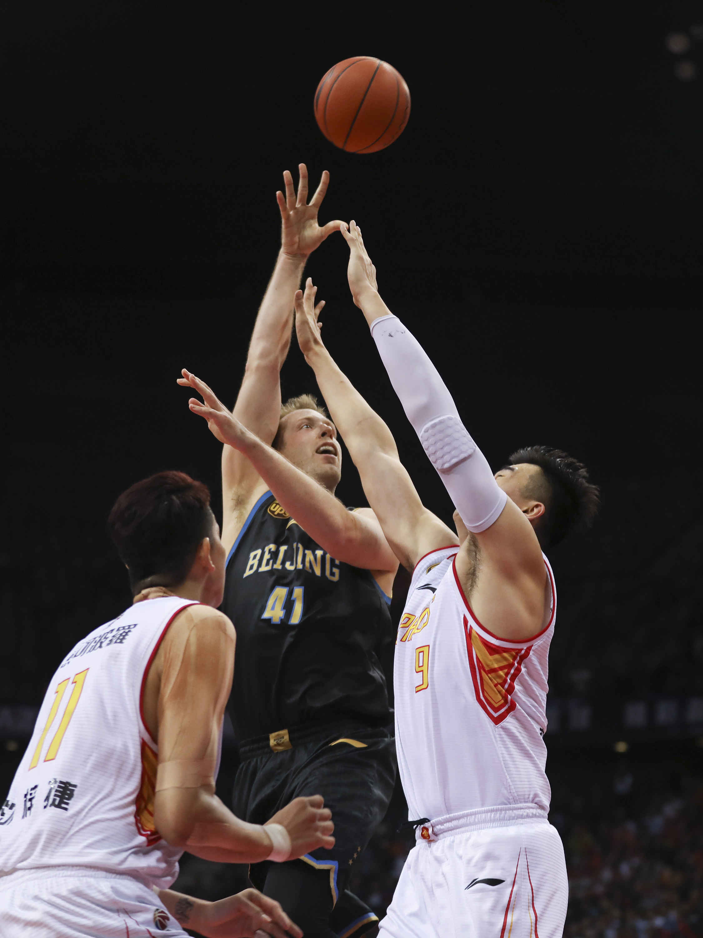 带队6战4胜重回积分榜榜首，穆斯卡特当选中超9／10月最佳教练（率队近6战4胜重返榜首，穆斯卡特荣膺中超9-10月最佳主帅）