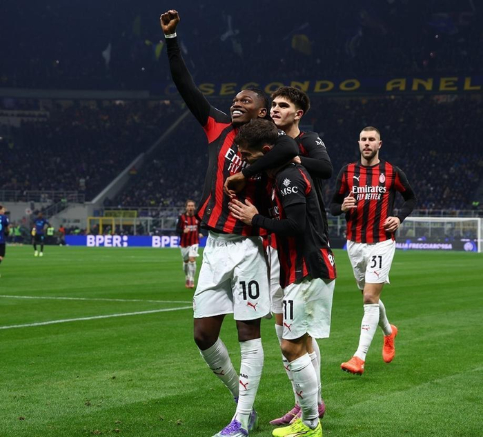 阿莱格里31场米兰和都灵德比取胜19场，仅输5场（阿莱格里31次出战米兰与都灵德比，19胜仅5负）