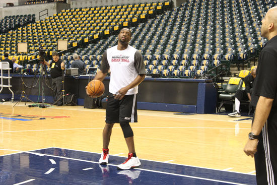 哈特半场表现惊人，高效得分与助攻展现全面实力（哈特半场火力全开，高效率得分与助攻尽显全能风采）