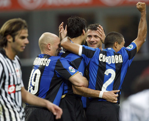 齐达内现身看台观战二儿子卢卡代表阿尔及利亚的非洲杯首秀（齐达内到场观战，见证次子卢卡代表阿尔及利亚完成非洲杯首秀）