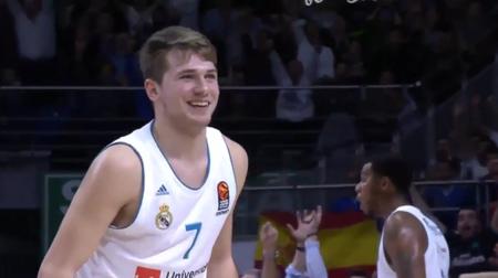 万箭齐发！扬布拉德三分命中，雷霆将优势扩大到50分（火力全开！扬布拉德命中三分，雷霆将分差拉至50分）