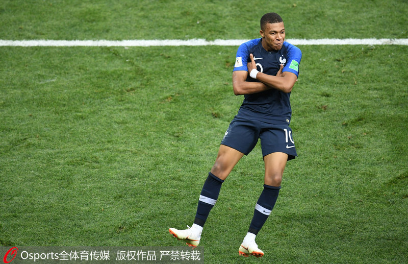 足球西甲榜首易主，冠军形势再变（西甲榜首再度易位，争冠格局重洗牌）