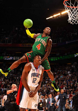 萨林杰防守出色，成功送出大帽（萨林杰防守抢眼，上演精彩封盖）