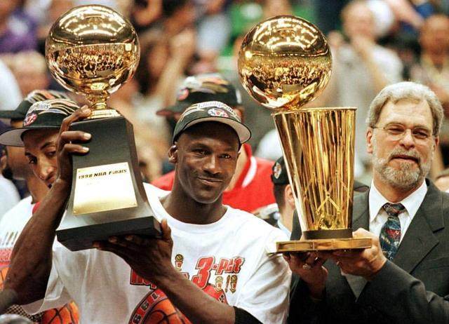 约基奇弧顶三分惊艳，三节未完轰三双32+13+13（约基奇弧顶三分如画，三节未结束即砍下32+13+13三双）