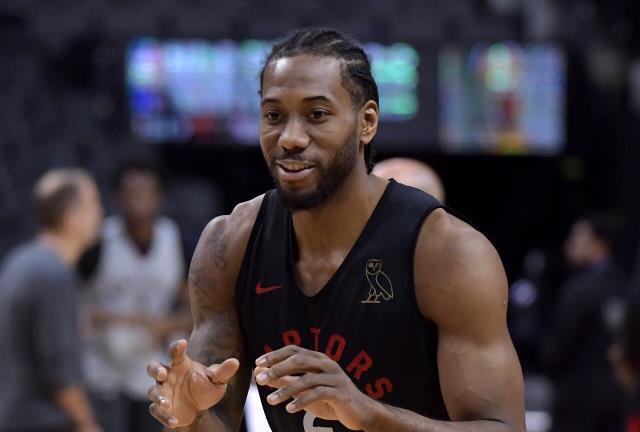 上海市政府向海港赠送冠军贺礼：木雕雄鹰和冠军奖杯刺绣（上海市政府为海港献上冠军贺礼：木雕雄鹰与冠军奖杯刺绣）