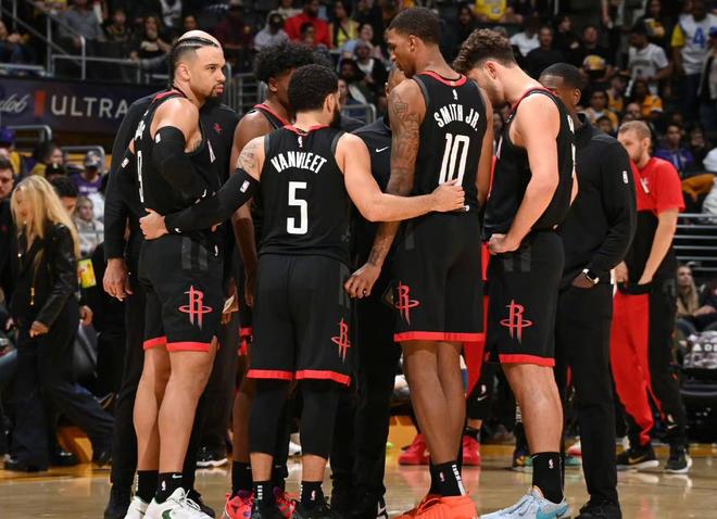 末节轰17分接管比赛！兰德尔20中10得到25分6板（最后一节狂飙17分统治比赛！兰德尔20投10中拿下25分6篮板）